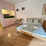Party House - Ve Smeckach 18, Center!! * פראג