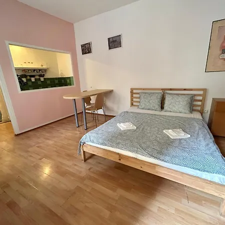 Party House - Ve Smeckach 18, Center!! * Prague