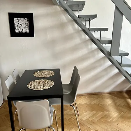 Party House - Ve Smečkách 18, Center!! Apartamento *